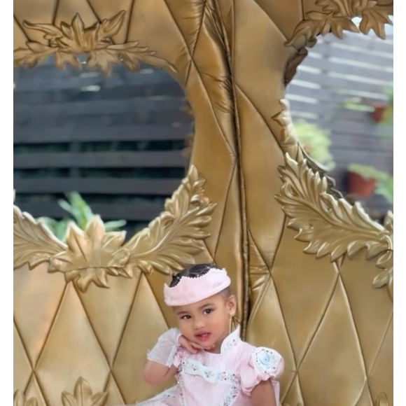 Para a festa, Mavie se vestiu de rosa no estilo de princesa, e ainda usou uma coroa com a letra M