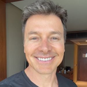 Rodrigo Faro na TV Globo? Segundo Fábia Oliveira, a emissora também não aprova o vazamento de informações de que o artista faz negociações com o canal