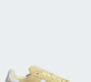 Campus 00S W (Adidas) | R$ 699,99 — O novo tênis da Adidas na tonalidade 'espuma de cerveja' surge como forte concorrente do famoso Samba ao apostar em visual chunky, camurça premium e estética retrô inspirada nos anos 2000. O modelo já virou desejo entre mulheres que amam unir conforto e elegância no dia a dia