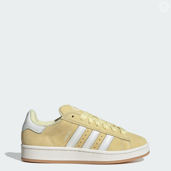 Campus 00S W (Adidas) | R$ 699,99 — O novo tênis da Adidas na tonalidade 'espuma de cerveja' surge como forte concorrente do famoso Samba ao apostar em visual chunky, camurça premium e estética retrô inspirada nos anos 2000. O modelo já virou desejo entre mulheres que amam unir conforto e elegância no dia a dia