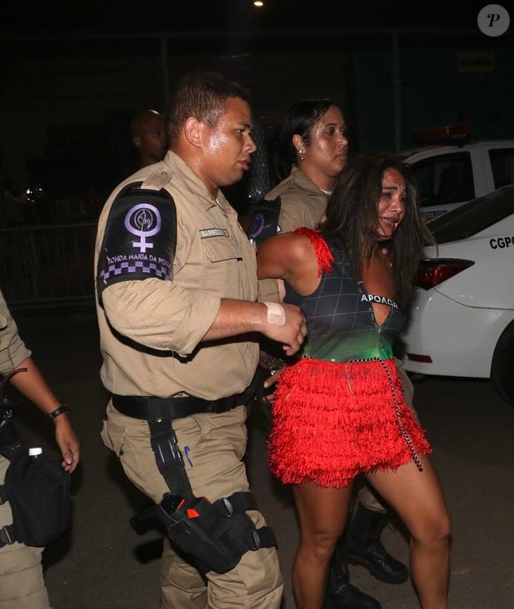 No último dia de desfiles, uma mulher, cujo nome não foi divulgado, foi presa. O motivo? Ela estava mordendo pessoas em um camarote luxuoso