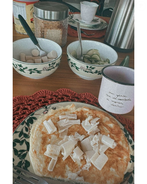 Maiara tinha uma dieta restrita, mas com um café da manhã repleto de comidas saudáveis: omelete, palmito, jiló e café