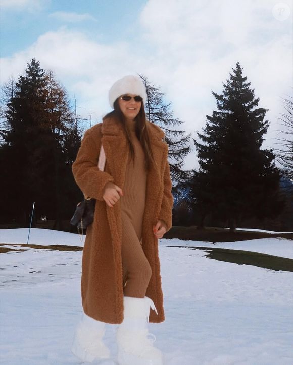 Look de Rafaella Justus também traz toca e chapéu, ambos brancos e felpudos