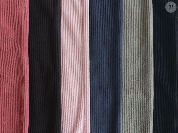 Uma moda dos anos 70 está de volta com força total em 2026: as calças de veludo cotelê