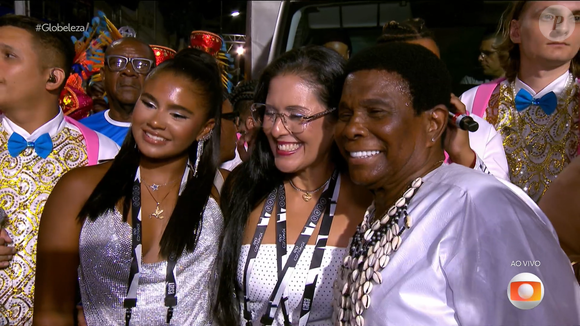 Luiza Flor, de 17 anos, posou com o pai famoso, Neguinho da Beija-Flor, e a mãe, Elaine, antes do desfile na Sapucaí
