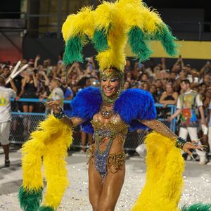 Look de Sabrina Sato deixou sua virilha à mostra e valorizou o corpo da apresentadora