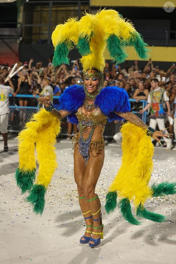 Look de Sabrina Sato deixou sua virilha à mostra e valorizou o corpo da apresentadora