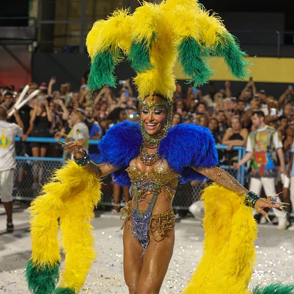 Look de Sabrina Sato deixou sua virilha à mostra e valorizou o corpo da apresentadora