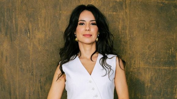 Suco de couve com jiló e dieta com pouco doce: no elenco de 'Três Graças', este é o segredo do corpo definido e natural de Andréia Horta aos 42 anos