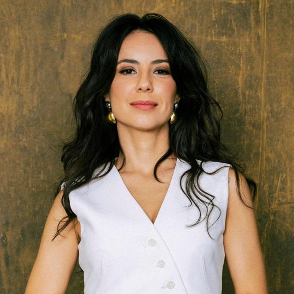 Em 'Três Graças', Andréia Horta faz detox com suco de couve com jiló para manter o corpo aos 42 anos