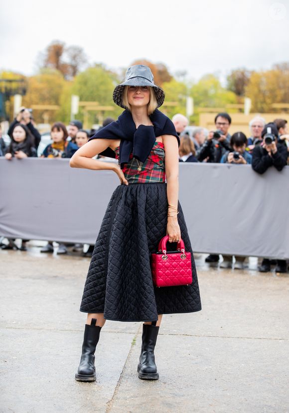 A combinação tradicional da blusa xadrez com saia rodada e botas continua em alta