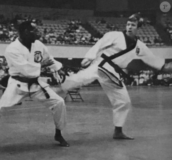 Com 65 vitórias e apenas 5 derrotas, Chuck Norris se consagrou campeão mundial invicto no karatê