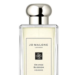 Perfume Orange Blossom, de Jo Malone London, é um floral suave e delicado com lírio e vetiver, além de tangerina, flor de laranjeira e lírio aquático.
