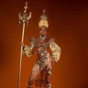 Carnaval 2025 em SP: Thelminha surgiu deslumbrante com uma fantasia em homenagem aos malês na Mocidade Alegre