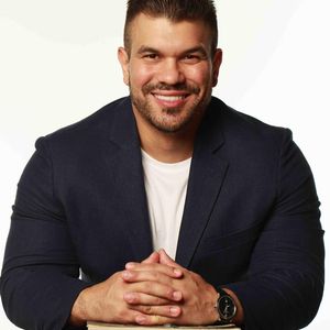 O Dr. Rodrigo Schröder é formado em Medicina, com residência em Ortopedia e Traumatologia