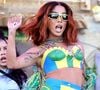 Outro look da cantora que pode inspirar as mais ousadas para a Copa do Mundo de 2026 foi usado durante sua apresentação no Coachella, quando surgiu com um corset e hot pants nas cores verde, amarelo e azul, em referência à bandeira do Brasil.