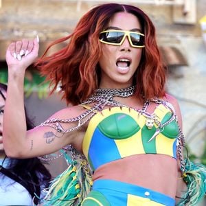 Outro look da cantora que pode inspirar as mais ousadas para a Copa do Mundo de 2026 foi usado durante sua apresentação no Coachella, quando surgiu com um corset e hot pants nas cores verde, amarelo e azul, em referência à bandeira do Brasil.