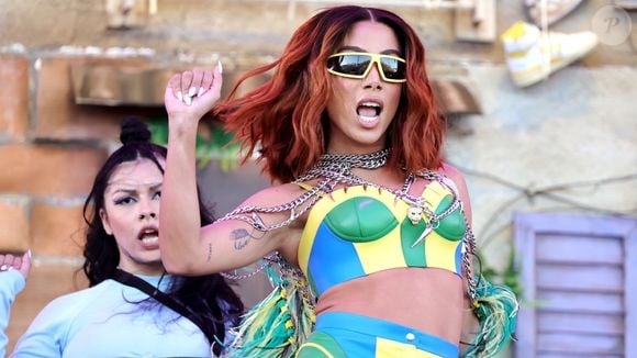 Outro look da cantora que pode inspirar as mais ousadas para a Copa do Mundo de 2026 foi usado durante sua apresentação no Coachella, quando surgiu com um corset e hot pants nas cores verde, amarelo e azul, em referência à bandeira do Brasil.