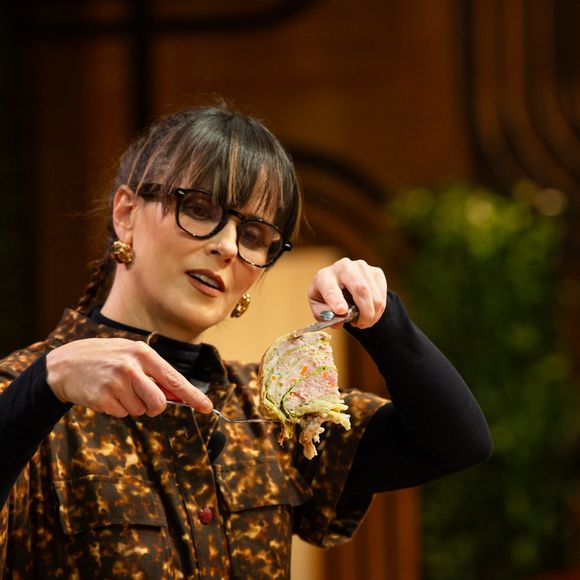 Para preparar o bolo, basta amassar as bananas, misturar todos os ingredientes e levar para assar