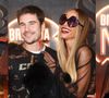Vampira sexy! Sabrina Sato usa biquíni PP de cintura baixa e até dá 'mordida' no marido, Nicolas Prattes, antes de desfilar na Vila Isabel