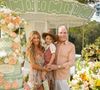 Ana Paula Siebert apostou em um vestido floral da grife Chloé para celebrar o aniversário da filha Vicky Justus ao lado do marido, Roberto Justus