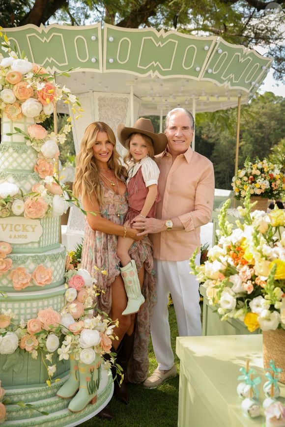 Ana Paula Siebert apostou em um vestido floral da grife Chloé para celebrar o aniversário da filha Vicky Justus ao lado do marido, Roberto Justus