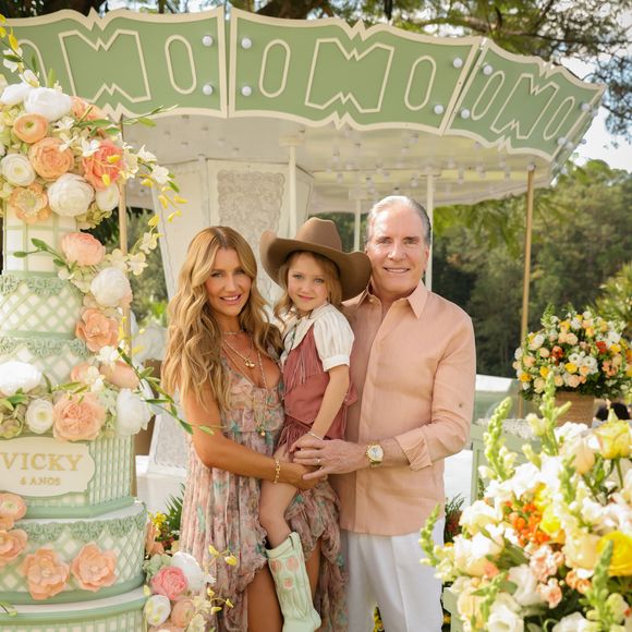 Ana Paula Siebert apostou em um vestido floral da grife Chloé para celebrar o aniversário da filha Vicky Justus ao lado do marido, Roberto Justus