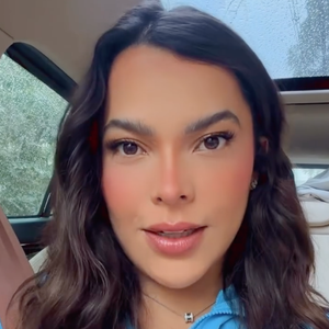 Emilly Araújo ainda proferiu um discurso transfóbico contra Érika Hilton, deputada federal mais votada do Brasil em 2026