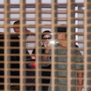 Lady Gaga usou aerolook all black ao chegar ao Rio para show em 3 de maio de 2025 em Copacabana