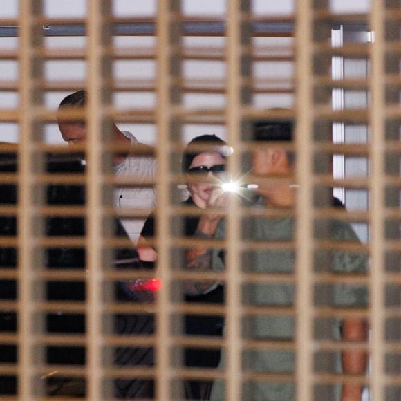 Lady Gaga usou aerolook all black ao chegar ao Rio para show em 3 de maio de 2025 em Copacabana