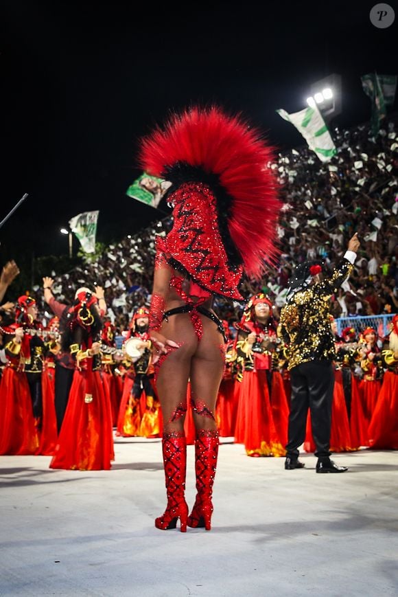Corpo de Iza no desfile da Imperatriz Leopoldinense foi enaltecido na web