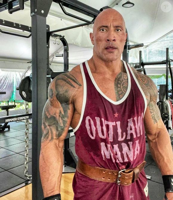 Na academia, Dwayne Johnson dá tudo de si para manter seu corpo impecável e com os músculos saltando