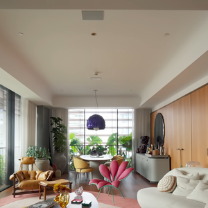 A decoração do apartamento foi desenvolvida pela arquiteta Ilana Santiago, que combinou uma base neutra com elementos vibrantes inspirados no feng shui e em peças de arte escolhidas pelo casal