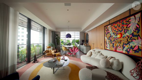 A decoração do apartamento foi desenvolvida pela arquiteta Ilana Santiago, que combinou uma base neutra com elementos vibrantes inspirados no feng shui e em peças de arte escolhidas pelo casal