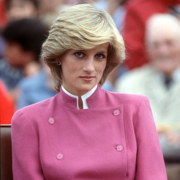 Trajes mais formais na cor rosa usados pela Princesa Diana deixavam a sua imagem mais séria, mas ao mesmo tempo, passavam a sensação de delicadeza com um toque moderno.