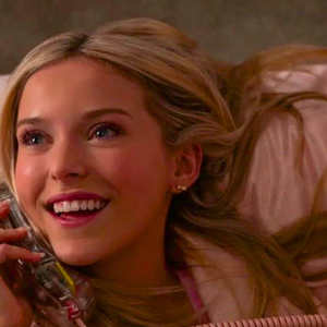 A nostalgia dos anos 90 ganha destaque em 'Elle', prequela de 'Legalmente Loira' que apresenta uma nova fase da icônica personagem agora interpretada por Lexi Minetree