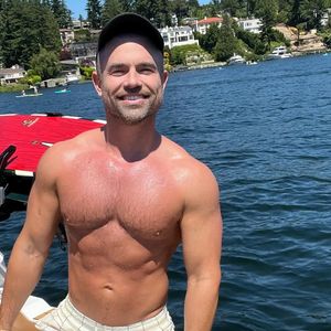 Nicolas Bru, stylist responsável pelos looks de palco de Shakira, expõe urgência para chegada de figurinos ao Brasil e pede ajuda online para salvar produção do show, segundo registros feitos em seus stories