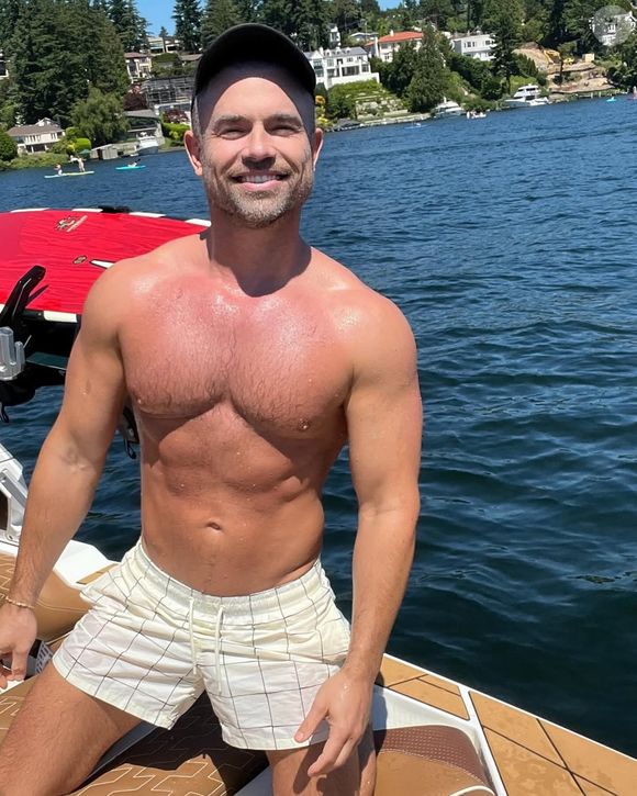 Nicolas Bru, stylist responsável pelos looks de palco de Shakira, expõe urgência para chegada de figurinos ao Brasil e pede ajuda online para salvar produção do show, segundo registros feitos em seus stories