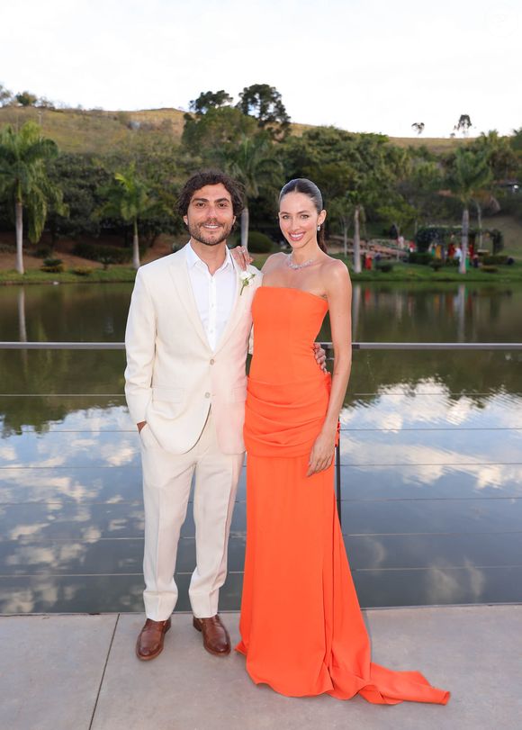 Um vestido laranjão vibrante nunca dá 'erro', não é mesmo? A cor está super na moda e o look não precisa ser tão elaborado para marcar os olhares de quem estiver pelo caminho. Já para os homens, um terniho off-white pode ser a solução!