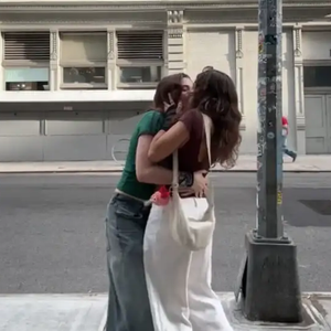 Junto do aniversário, Elisa Paglia anunciou namoro com a atriz norte-americana Karlie Jo Dickinson