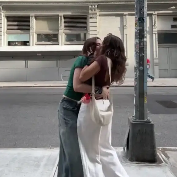 Junto do aniversário, Elisa Paglia anunciou namoro com a atriz norte-americana Karlie Jo Dickinson