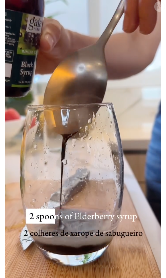 Gisele Bündchen, em seguida, adiciona 2 colheres de xarope de sabugueiro
