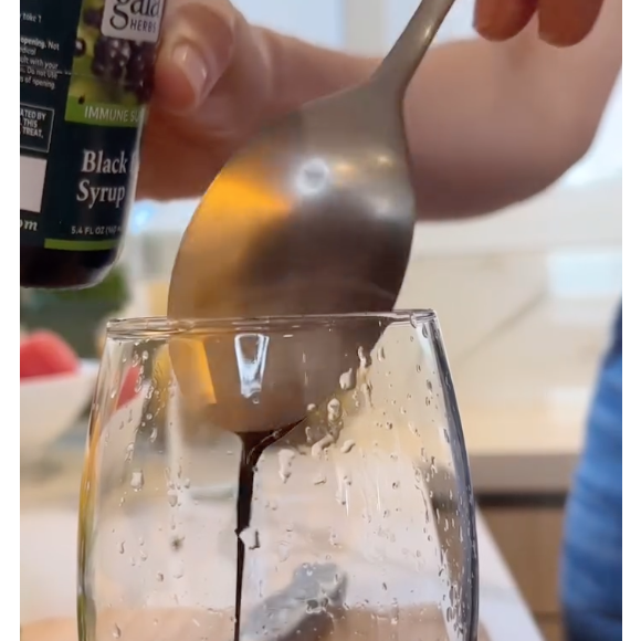 Gisele Bündchen, em seguida, adiciona 2 colheres de xarope de sabugueiro