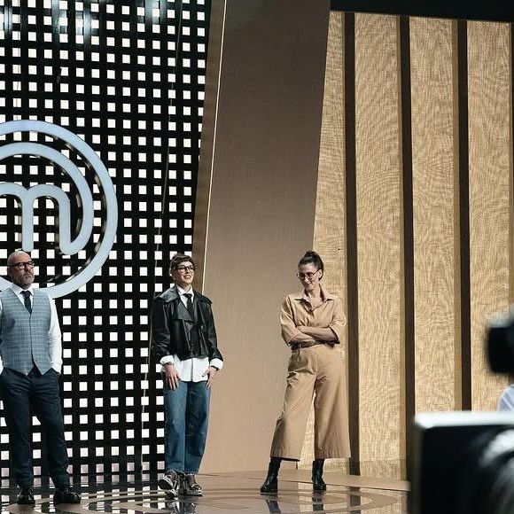 Cinco anos após se despedir do posto de jurada fixa no "MasterChef Brasil", a chef Paola Carosella voltou ao estúdio onde fez história e emocionou o público que acompanha o reality gastronômico da Band