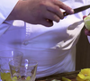 Enquanto cozinha, prepare as frutas cítricas para o copo e as peras e maçãs que serão caramelizadas