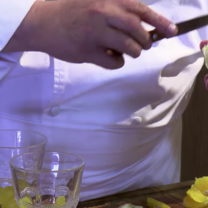 Enquanto cozinha, prepare as frutas cítricas para o copo e as peras e maçãs que serão caramelizadas