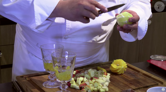 Enquanto cozinha, prepare as frutas cítricas para o copo e as peras e maçãs que serão caramelizadas