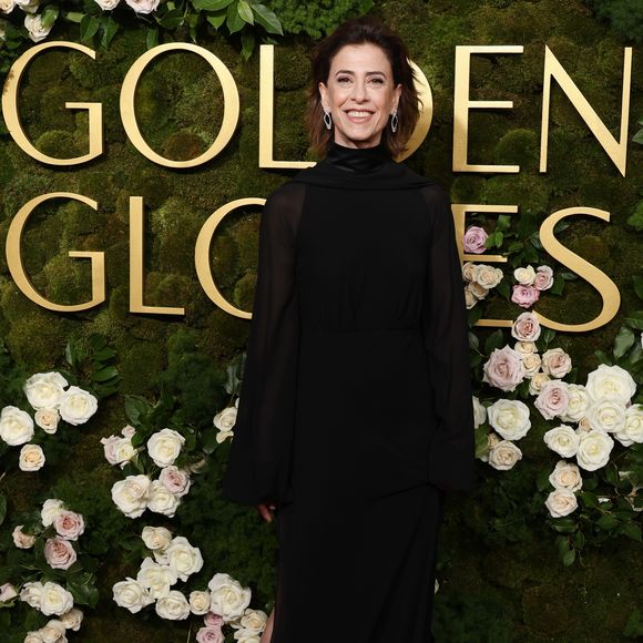 Fernanda Torres apostou em um look discreto e muito elegante para o Globo de Ouro 2025