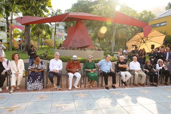 Estrelas brilham juntas: Tony Ramos, Renato Aragão, Laura Cardoso, Antônio Pitanga, Nathalia Timberg, Walcyr Carrasco, Neusa Borges, Rosamaria Murtinho, Ari Fontoura, Betty Faria e Serginho Groisman marcam presença na inauguração da Calçada da Fama da Globo