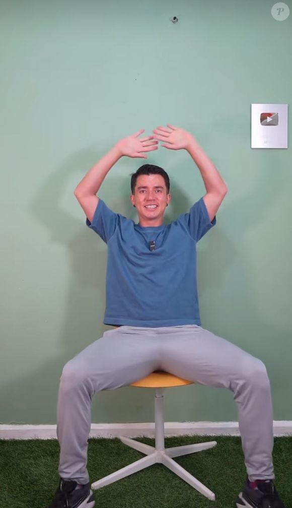 Ao subir os braços e abrir as pernas, você vai fortalecer neste exercício os ombros, melhorando a sua coordenação motora.